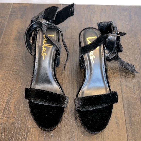 NWOT Lulus Sassyy Black Velvet Bow Platform Ankle Strap Sandals - Picture 3 of 8